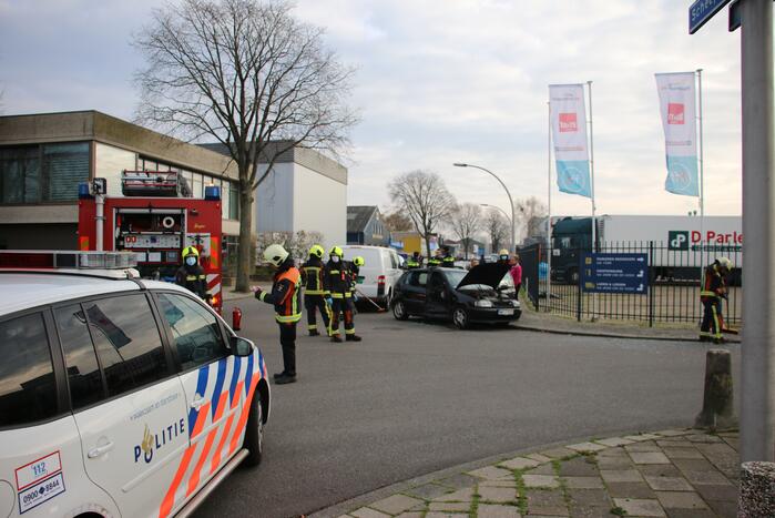 Personenauto heeft veel schade na botsing met bestelbus