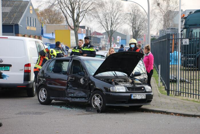Personenauto heeft veel schade na botsing met bestelbus