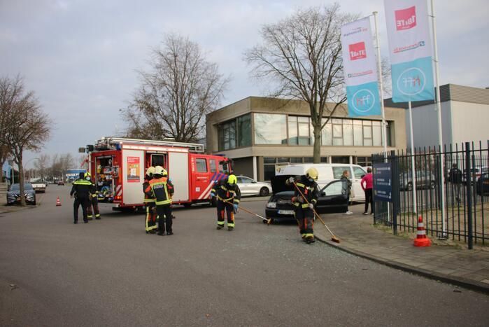 Personenauto heeft veel schade na botsing met bestelbus