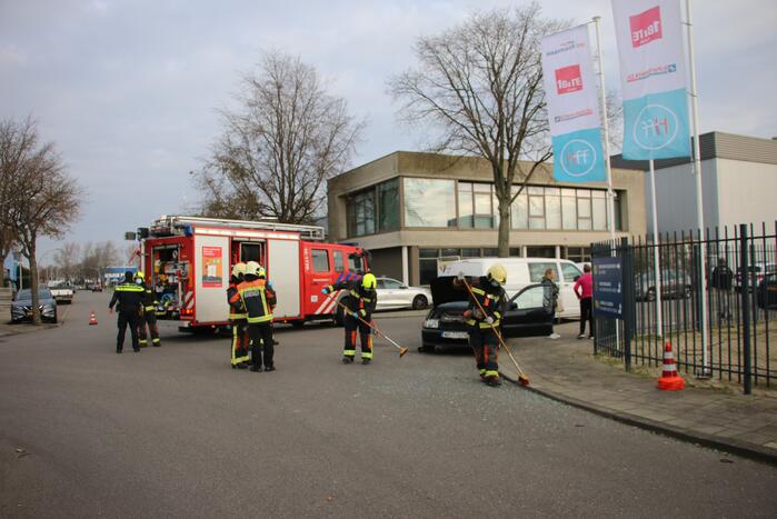 Personenauto heeft veel schade na botsing met bestelbus