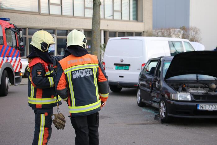 Personenauto heeft veel schade na botsing met bestelbus