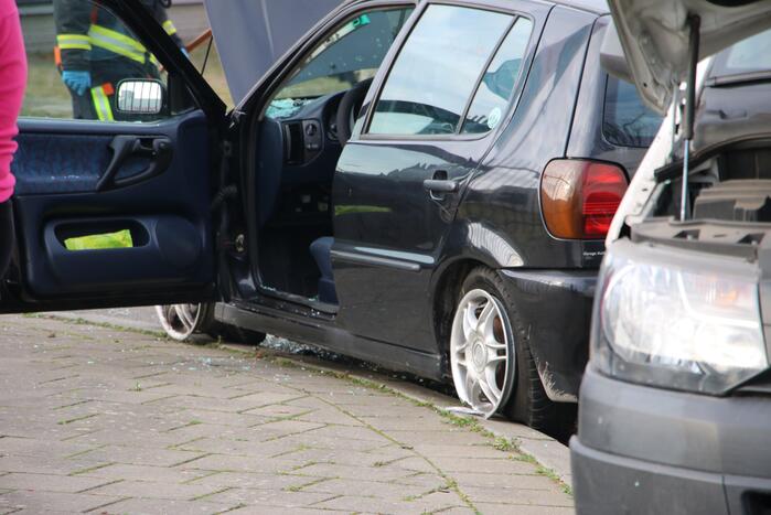 Personenauto heeft veel schade na botsing met bestelbus