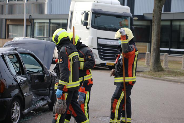 Personenauto heeft veel schade na botsing met bestelbus