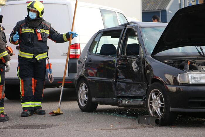 Personenauto heeft veel schade na botsing met bestelbus