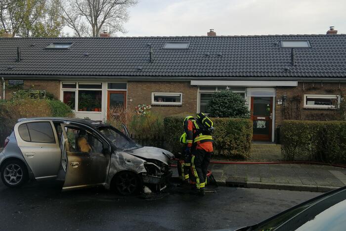 Motorcompartiment van personenauto volledig uitgebrand