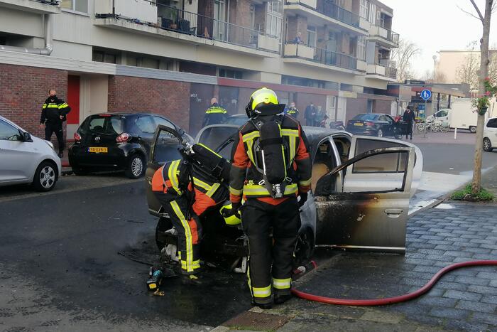 Motorcompartiment van personenauto volledig uitgebrand