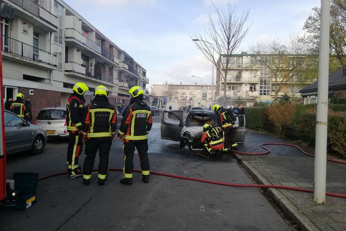 Motorcompartiment van personenauto volledig uitgebrand