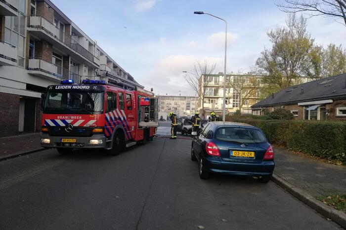 Motorcompartiment van personenauto volledig uitgebrand