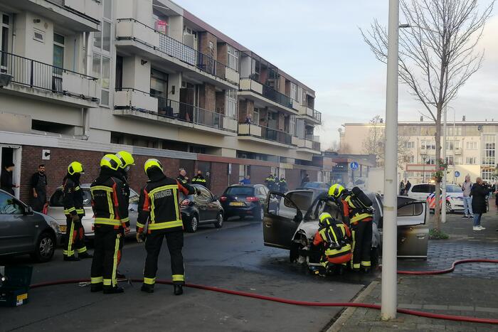 Motorcompartiment van personenauto volledig uitgebrand