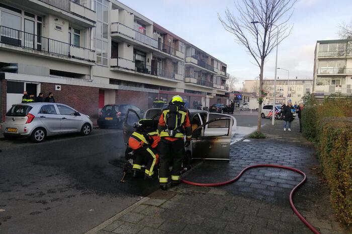 Motorcompartiment van personenauto volledig uitgebrand
