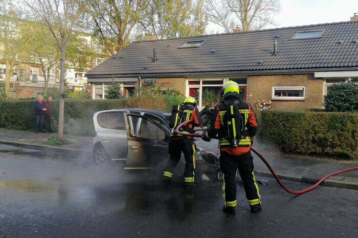 Motorcompartiment van personenauto volledig uitgebrand