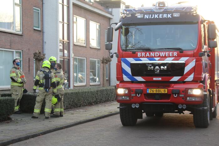 Brandweer doet onderzoek naar gaslucht in woning