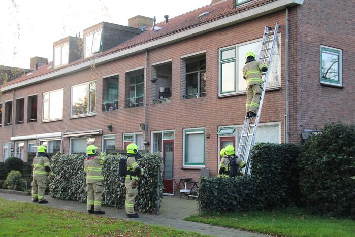 Brandweer doet onderzoek naar gaslucht in woning