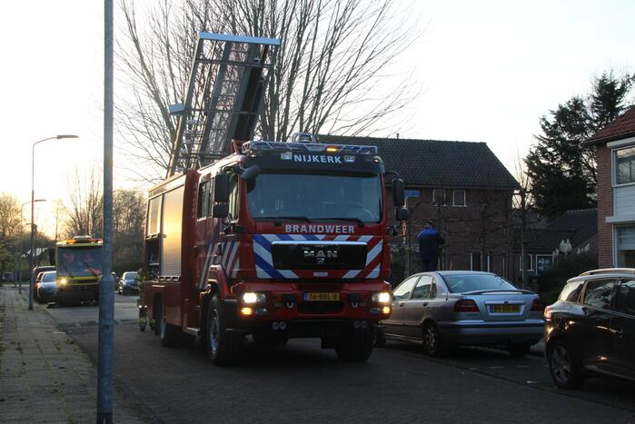 Brandweer doet onderzoek naar gaslucht in woning