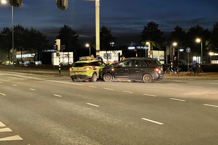 Twee voertuigen in botsing op kruising