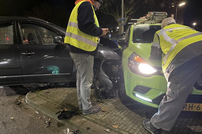 Twee voertuigen in botsing op kruising