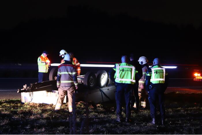 Aanhanger belandt ondersteboven op snelweg