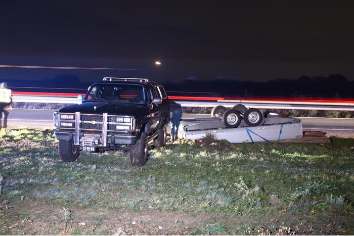 Aanhanger belandt ondersteboven op snelweg