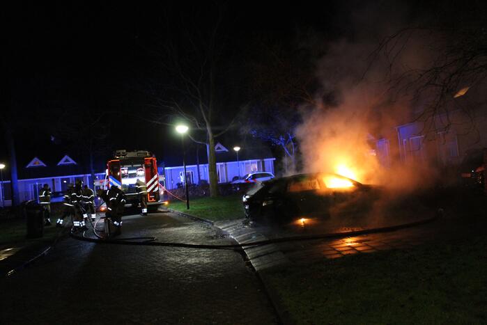 Geparkeerde auto brandt volledig uit