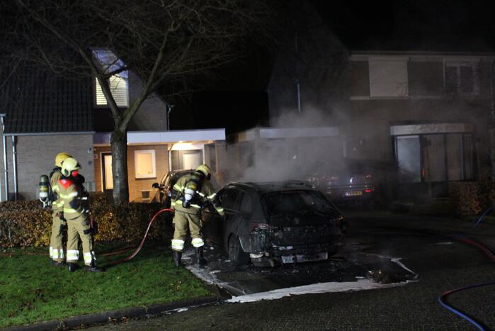 Geparkeerde auto brandt volledig uit