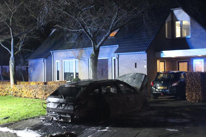 Geparkeerde auto brandt volledig uit