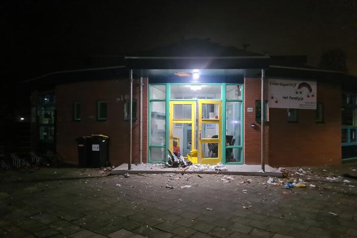 Veel schade bij kinderdagverblijf door vuurwerkbom