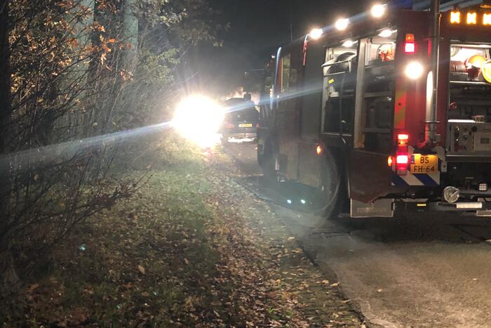 Auto vliegt tijdens het rijden in brand