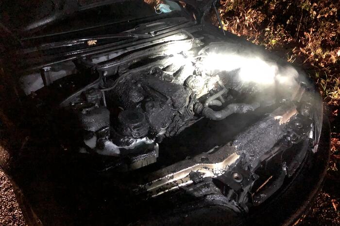 Auto vliegt tijdens het rijden in brand