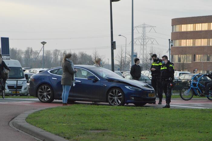 Overstekende fietser aangereden Tesla
