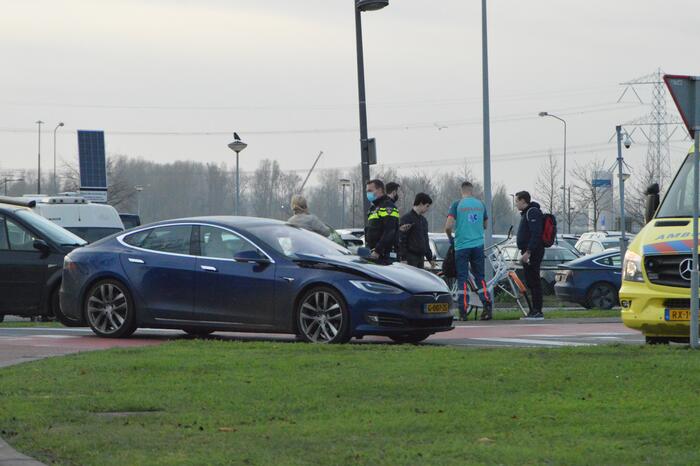 Overstekende fietser aangereden Tesla