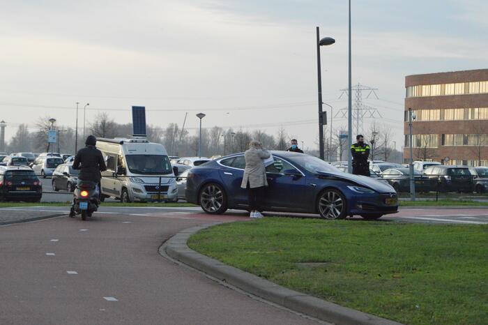 Overstekende fietser aangereden Tesla