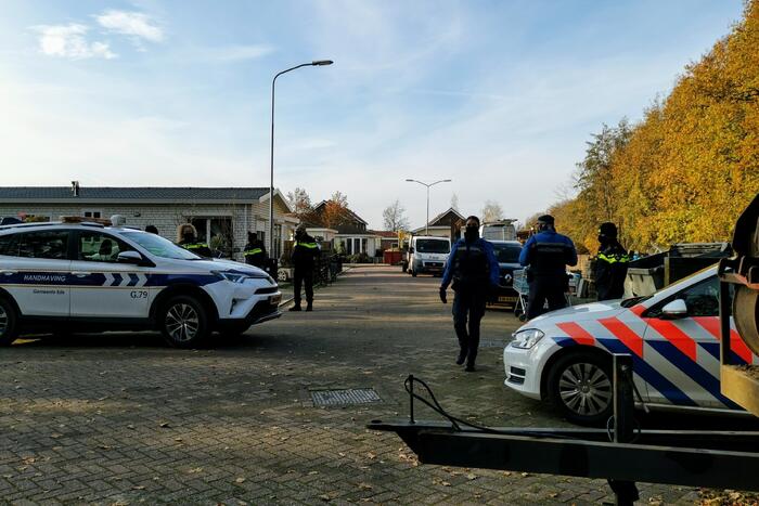 EDE - Woensdagmorgen 25 november werd een woonwagen aan de Valkenberg in Ede ontruimd na een rechtelijke uitspraak.. #nieuws #ede