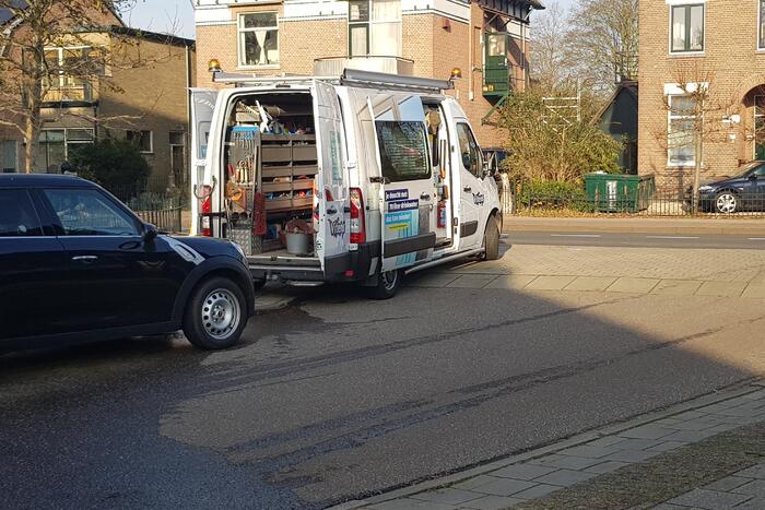 Straat opengebroken door gesprongen waterleiding