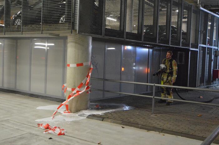 Afzetlinten in Krakelinggarage in brand