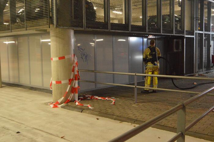 Afzetlinten in Krakelinggarage in brand
