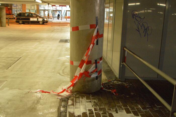 Afzetlinten in Krakelinggarage in brand