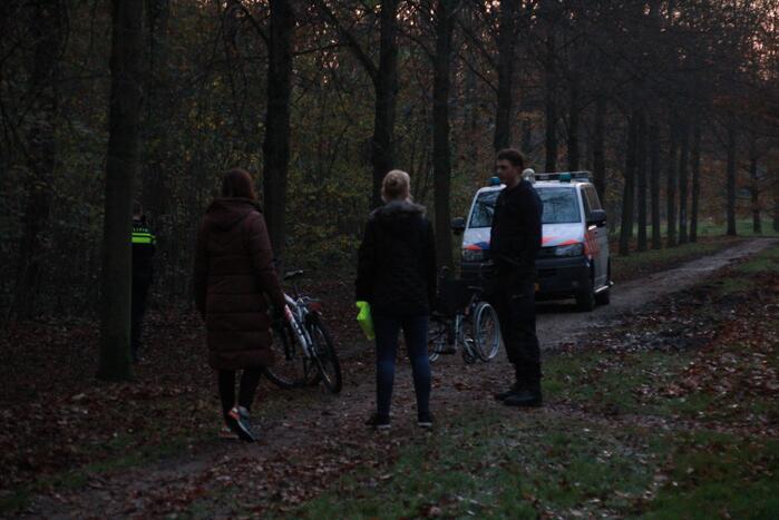 Rolstoel vermiste man aangetroffen in bosgebied