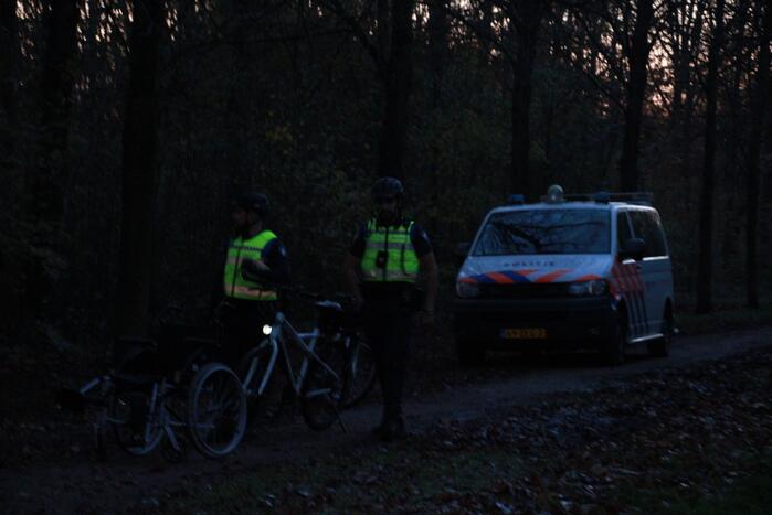 Rolstoel vermiste man aangetroffen in bosgebied