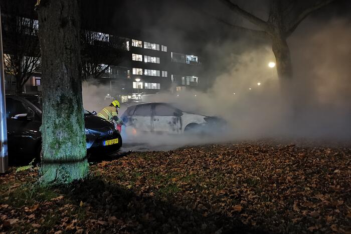 Twee auto's volledig uitgebrand in Veldhuizen