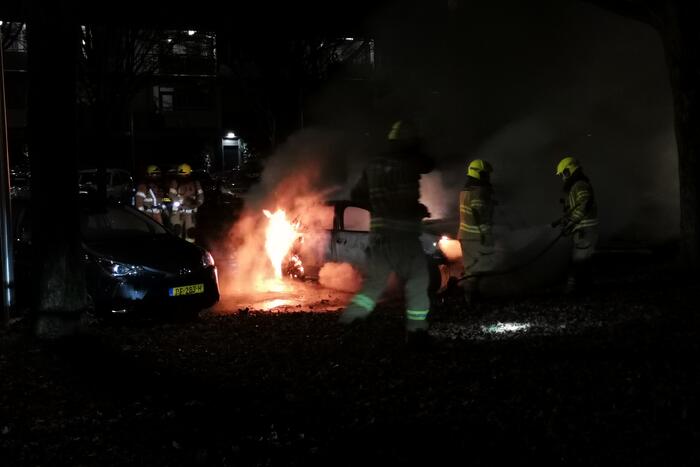 Twee auto's volledig uitgebrand in Veldhuizen
