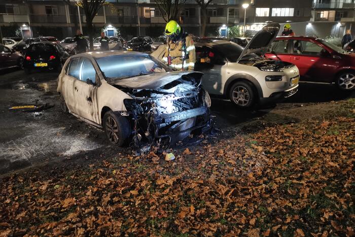 Twee auto's volledig uitgebrand in Veldhuizen