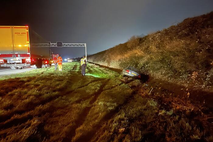 Auto raakt van de weg en belandt in greppel