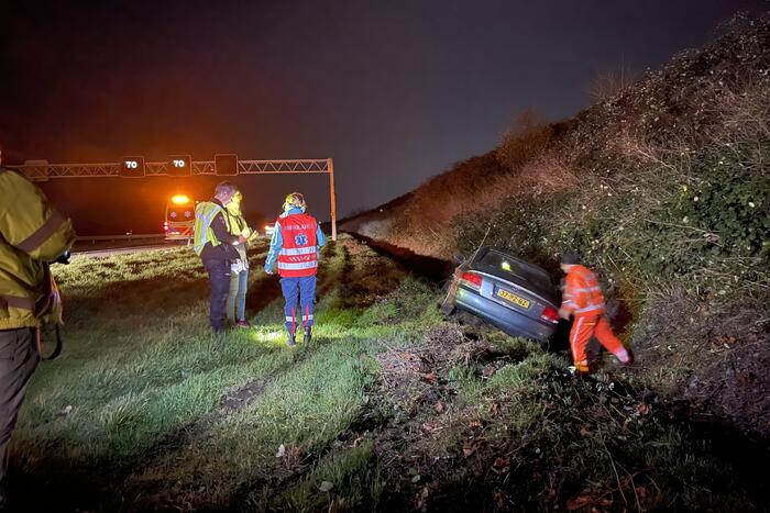 Auto raakt van de weg en belandt in greppel