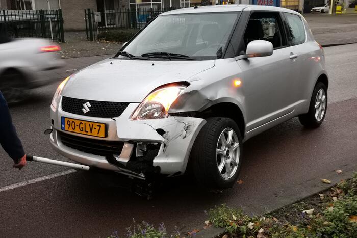 Auto's in botsing bij het afslaan