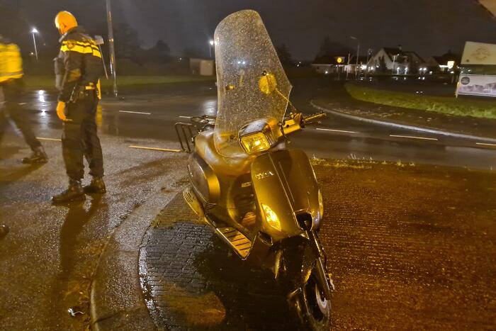 Personenauto in aanrijding met scooter