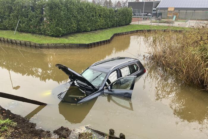 Auto belandt te water