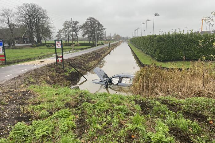 Auto belandt te water