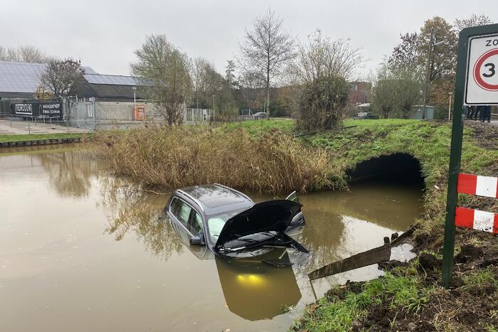 Auto belandt te water