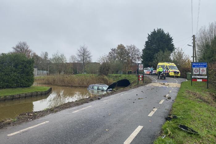 Auto belandt te water