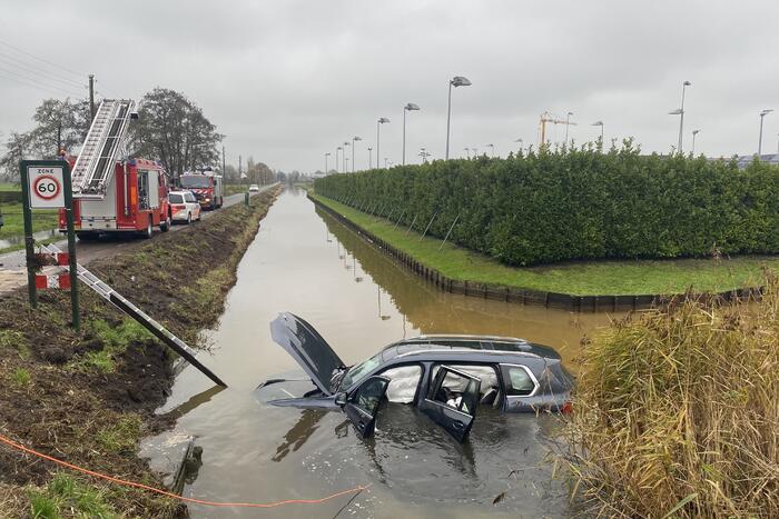 Auto belandt te water
